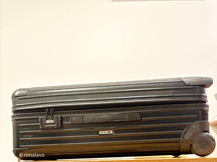 横から見た、20年以上使っているRIMOWAのスーツケース（2輪タイプ）