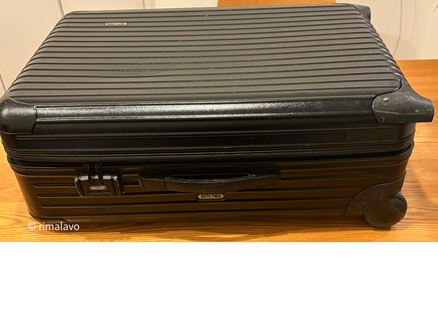 上から見た、使い込んだRIMOWAのスーツケースの天面