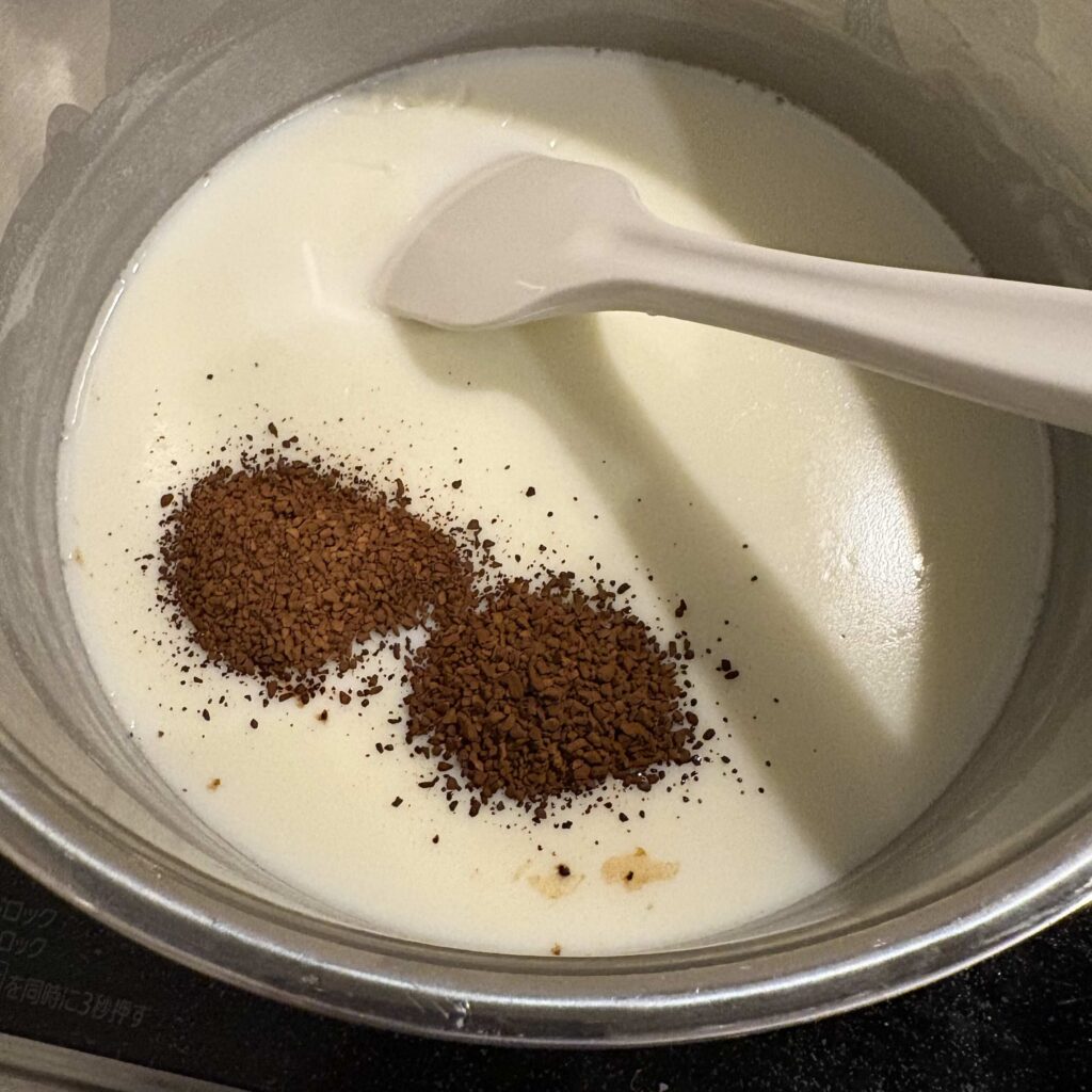 とろみのついた生地にインスタントコーヒーの粉を加えたところ