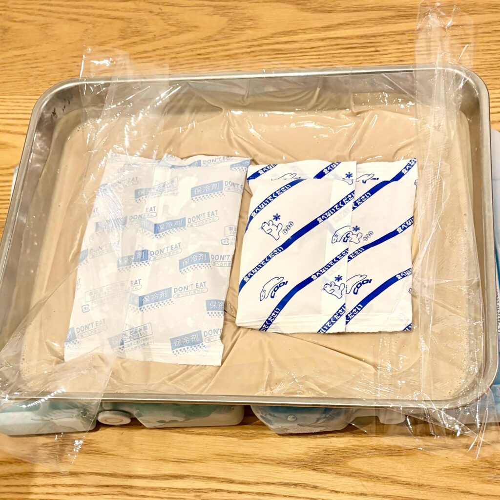 バットに流した生地にラップをして保冷剤をのせたところ