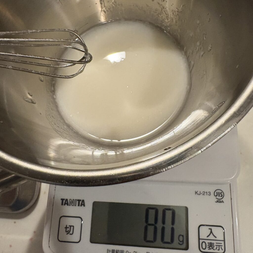 牛乳となたね油を泡立て器で混ぜて乳化させたところ