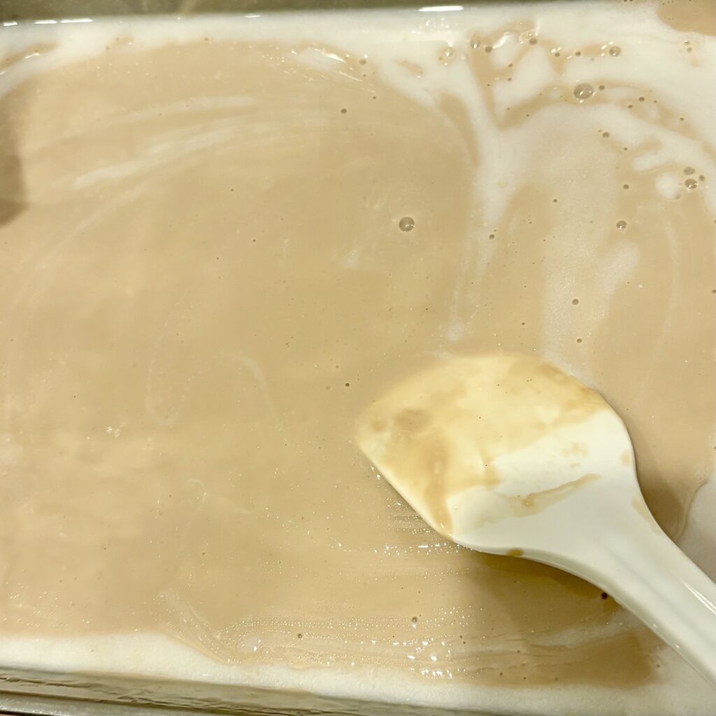乳化させた牛乳と油をジェラートの生地に流し込んでいるところ