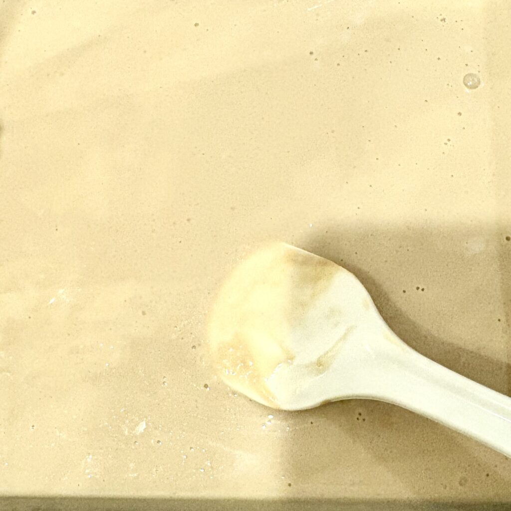 乳化させた牛乳と油が生地になじんだ状態