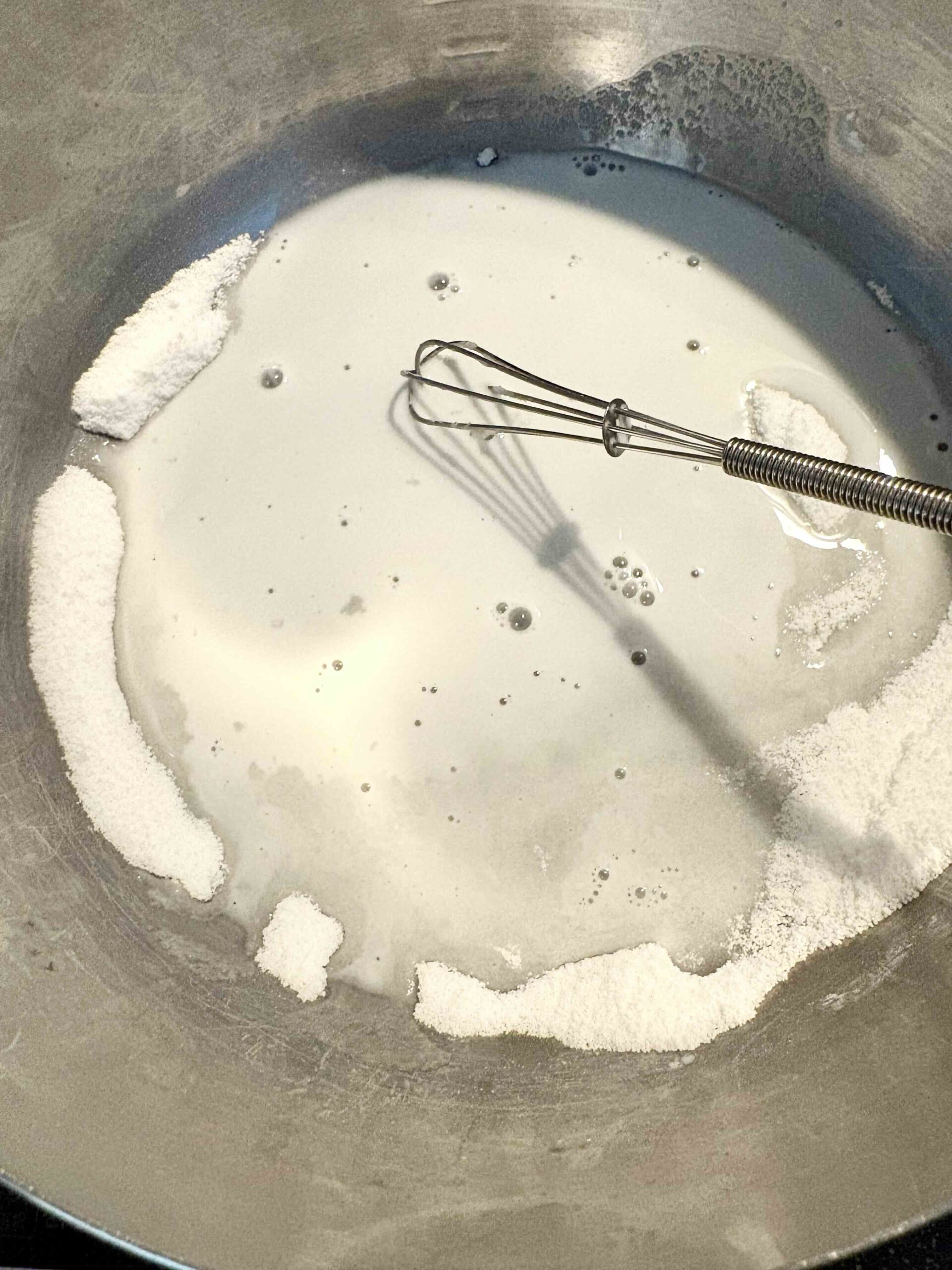 コーンスターチと砂糖に牛乳を加えて混ぜているところ
