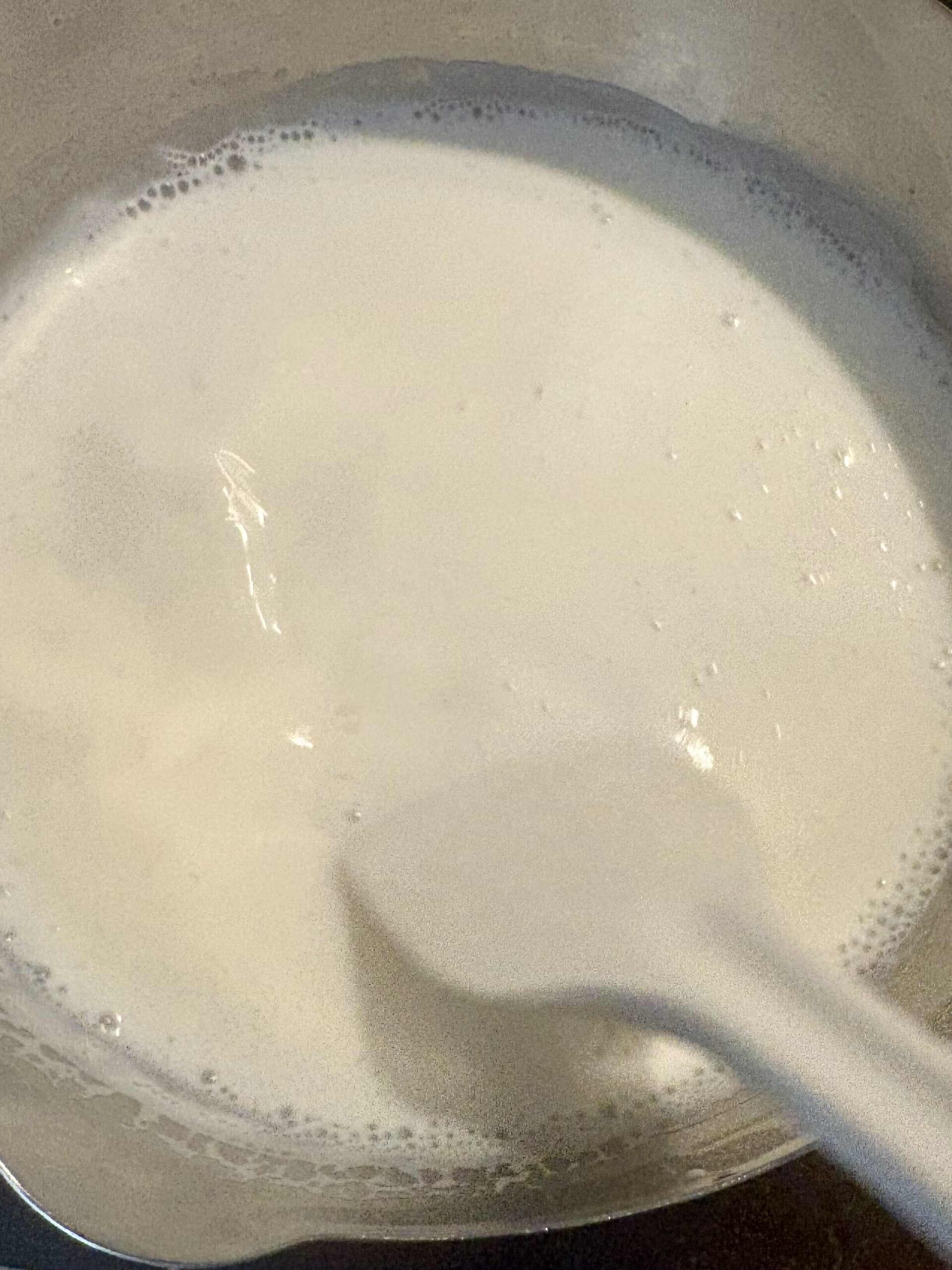 牛乳ベースを弱火で加熱してとろみがついた状態