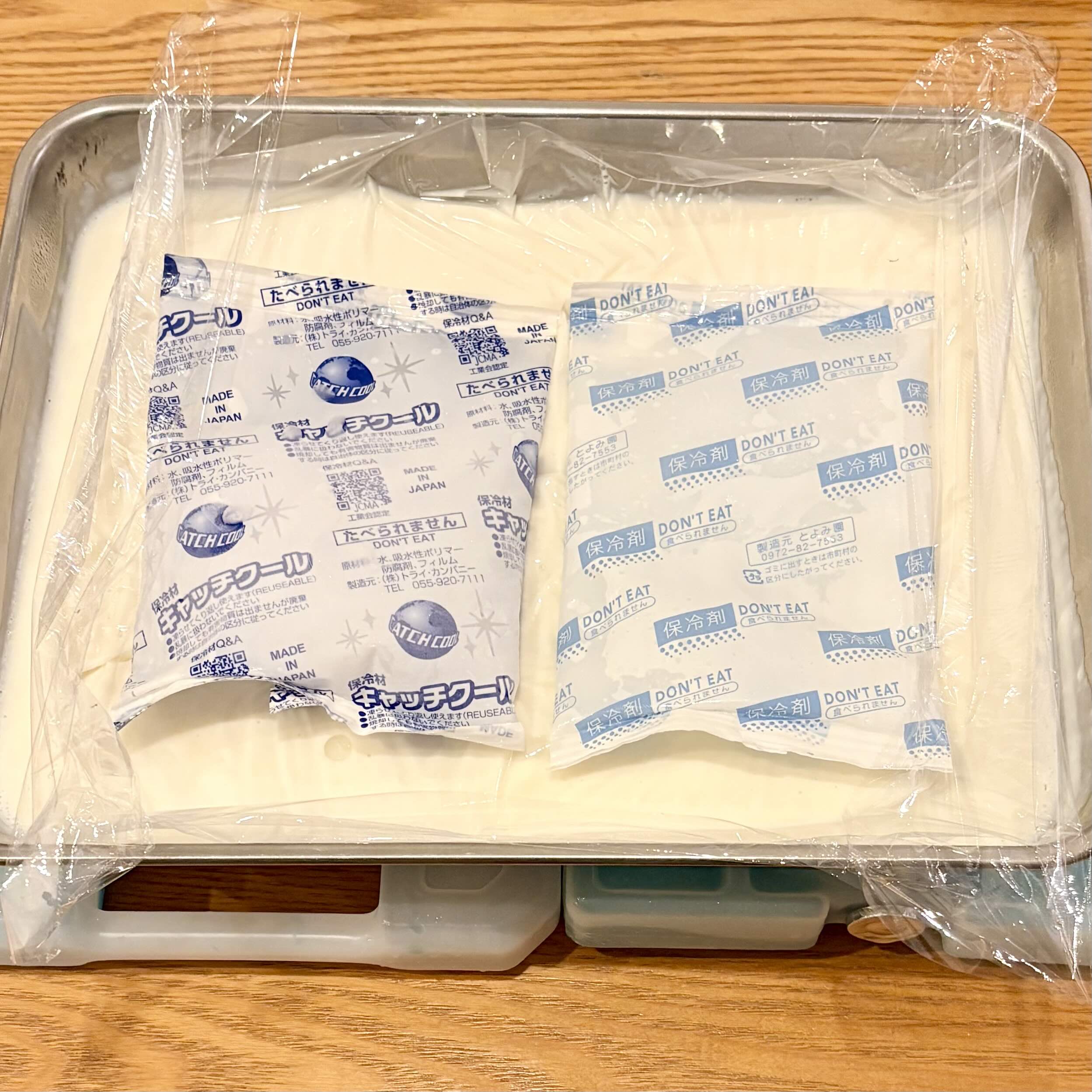 ジェラートの生地をバットに移し、保冷剤で冷やしているところ